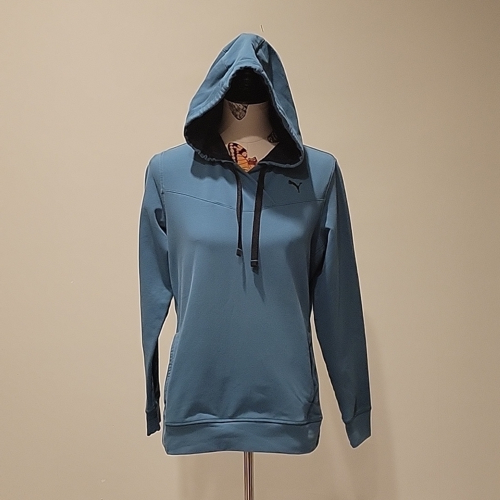 𝅺puma blue hoodie sweatshirt.  Two side pockets.  Size says Large.
